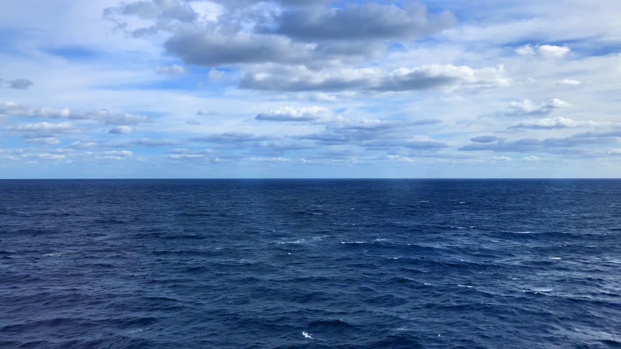 태양이 거품이 일렁이는 바다에 반사되는 파도