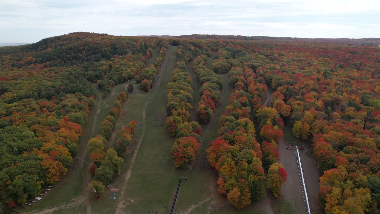 bicicleta de montaña colina y pista aérea en otoño