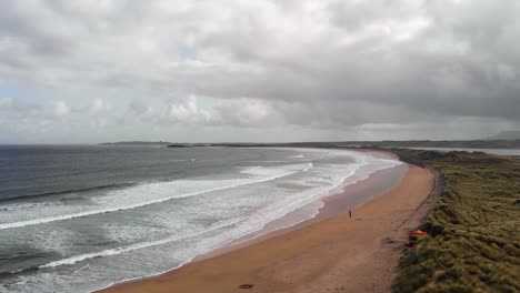 Sligo,-Vía-Atlántica-Salvaje,-Irlanda---Vista-Aérea-De-La-Playa-De-Surf-Streedagh