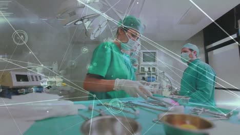 red de conexiones contra un grupo de cirujanos que realizan una operación en la sala de operaciones