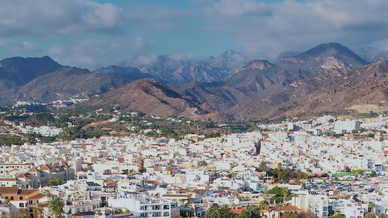 Panorama aereo della città di Nerja e delle montagne