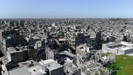 edificios de alepo bajo la luz del sol. podemos ver las ruinas de la ciudad siria en todo el horizonte - vista aérea con un dron 4k