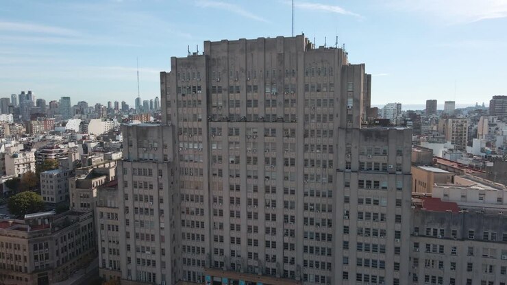Dolly out aereo della Facoltà di Medicina, parte della rinomata Università pubblica di Buenos Aires