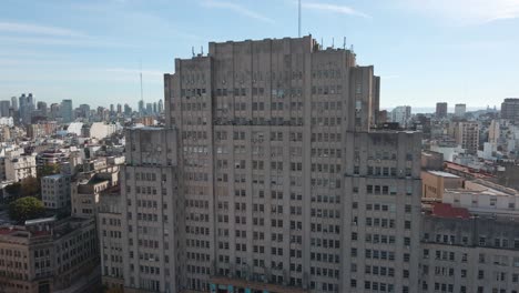 Aerial-dolly-out-of-the-Faculty-of-Medicine,-part-of-the-public-renowned-University-of-Buenos-Aires