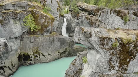 cachoeira e água verde azul gelada