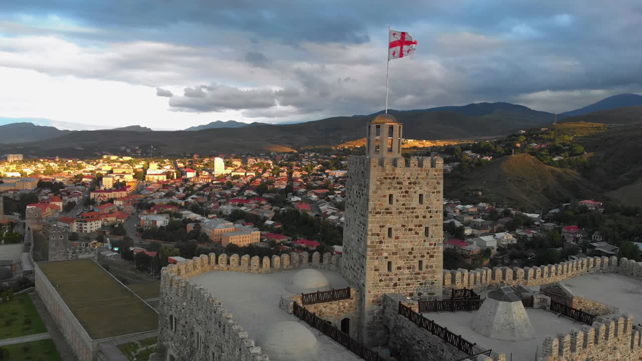 아칼치케 에 있는 리모델링 된 라바티 성 의 공중 사진