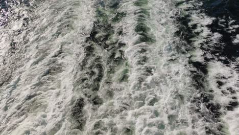 vista de arriba hacia abajo del agua que fluye en el mar después del gran barco - ferry