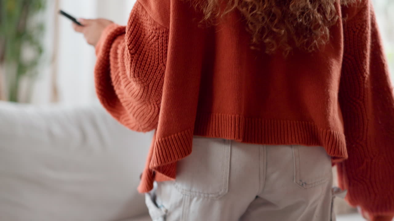 mujer usando el teléfono en el sofá