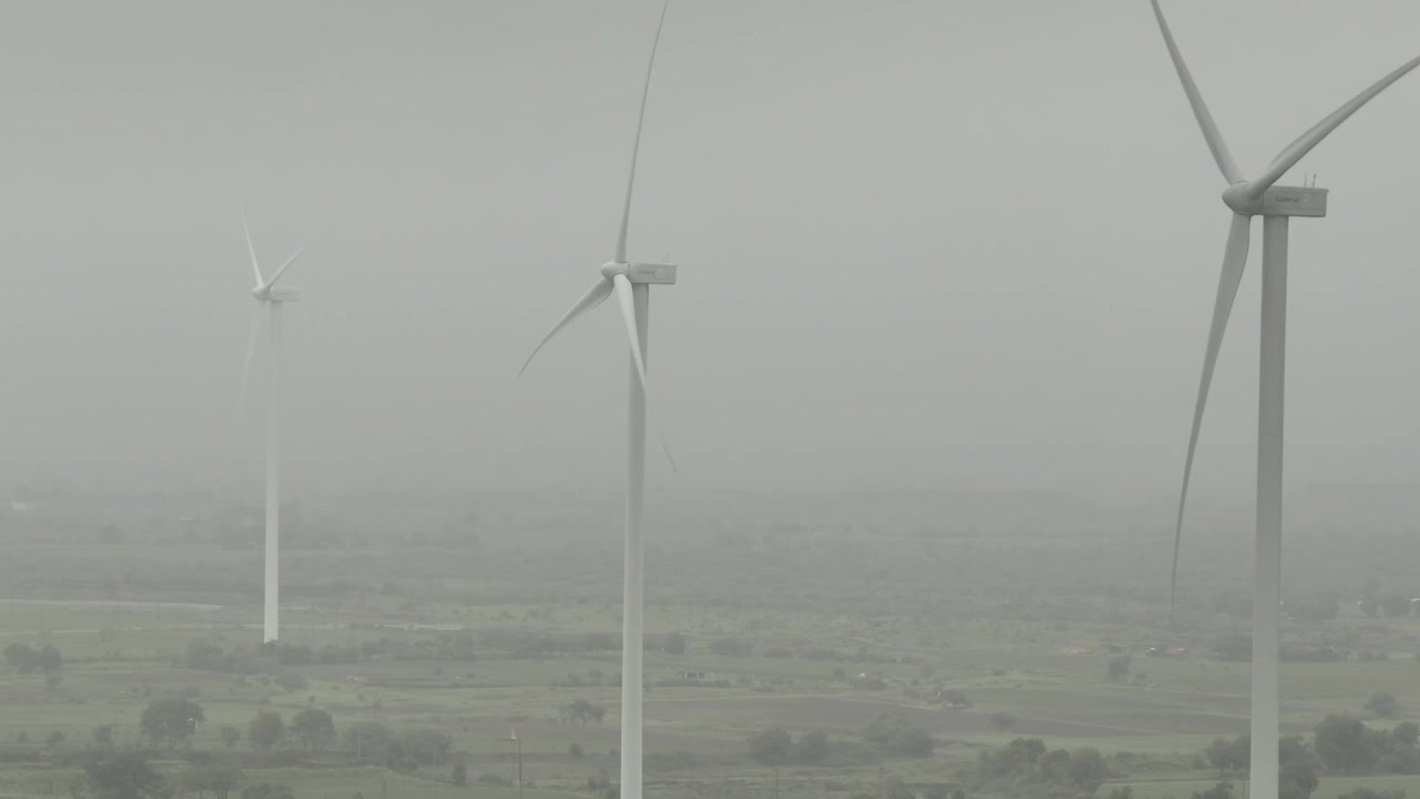 Luftfoto av solcellepaneler fra et solkraftverk på rad på åkrene, grønn energi.