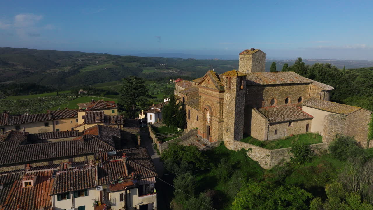 Chiesa di Santa Maria Assunta a Panzano in Chianti, Italia. Ripresa aerea con allontanamento.