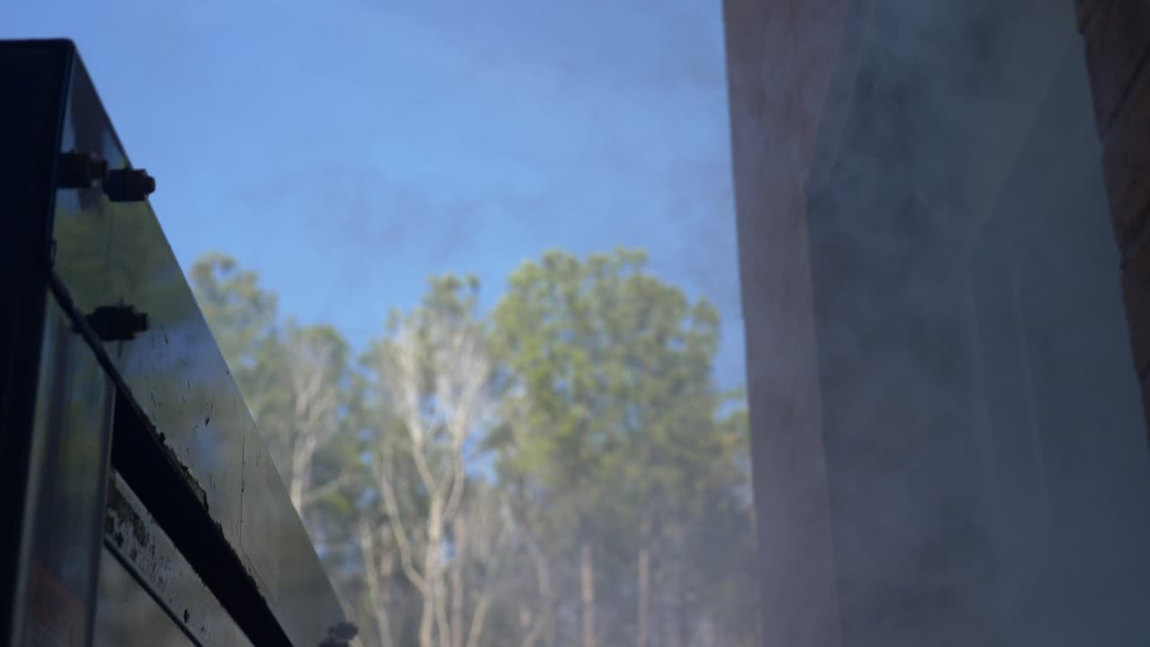 불이 붙은 건물에서 나오는 연기가 열린 문에서 나온다