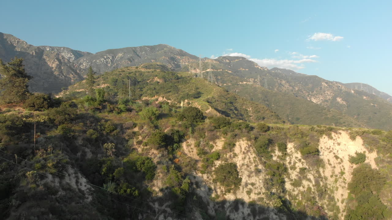 푸른 산 위의 송전선 공중