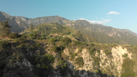 Antena-De-Líneas-Eléctricas-En-Una-Montaña-Verde