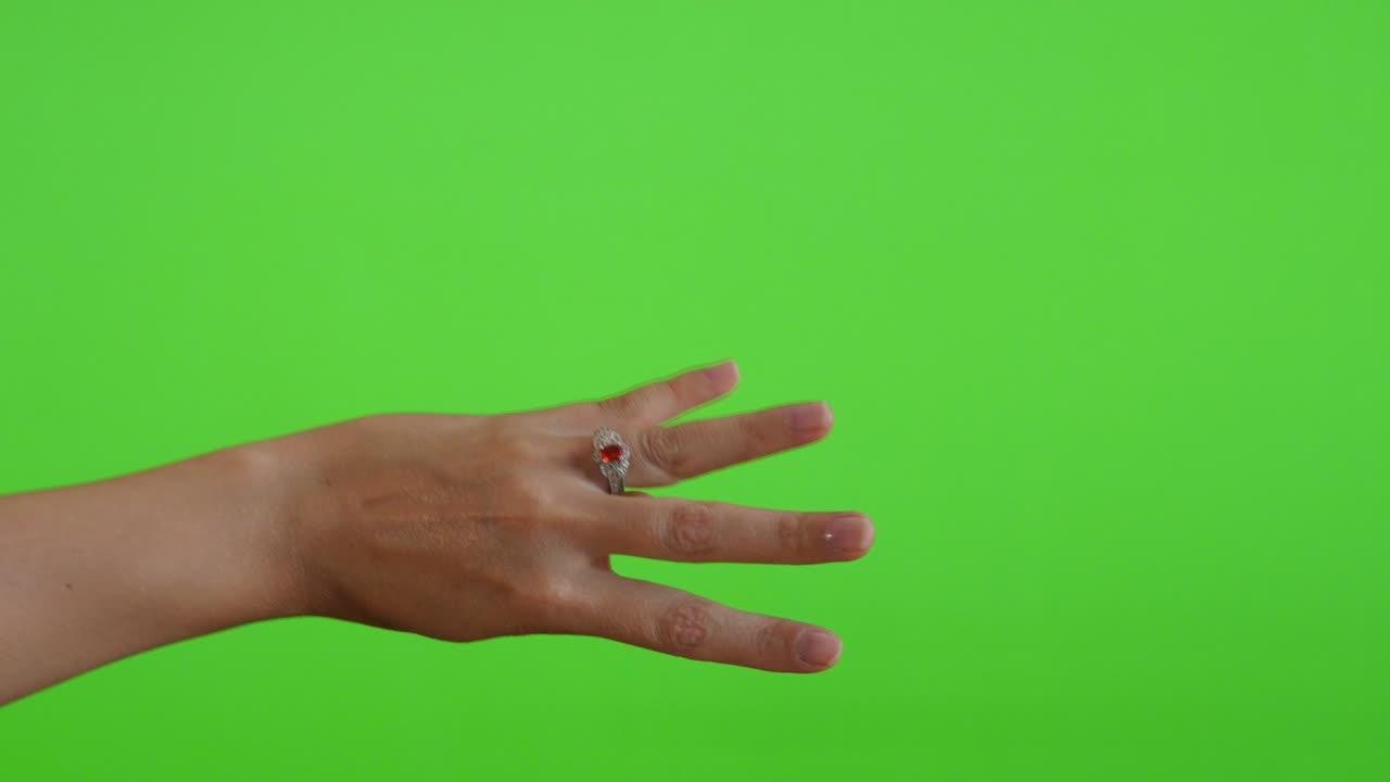 intentando anillo de plata con piedra roja en la torre frente a la pantalla verde muestra 4k 2160p imágenes ultrahd - pantalla verde chroma clave de fondo anillo de prata presentando 4k 3840x2160 video uhd