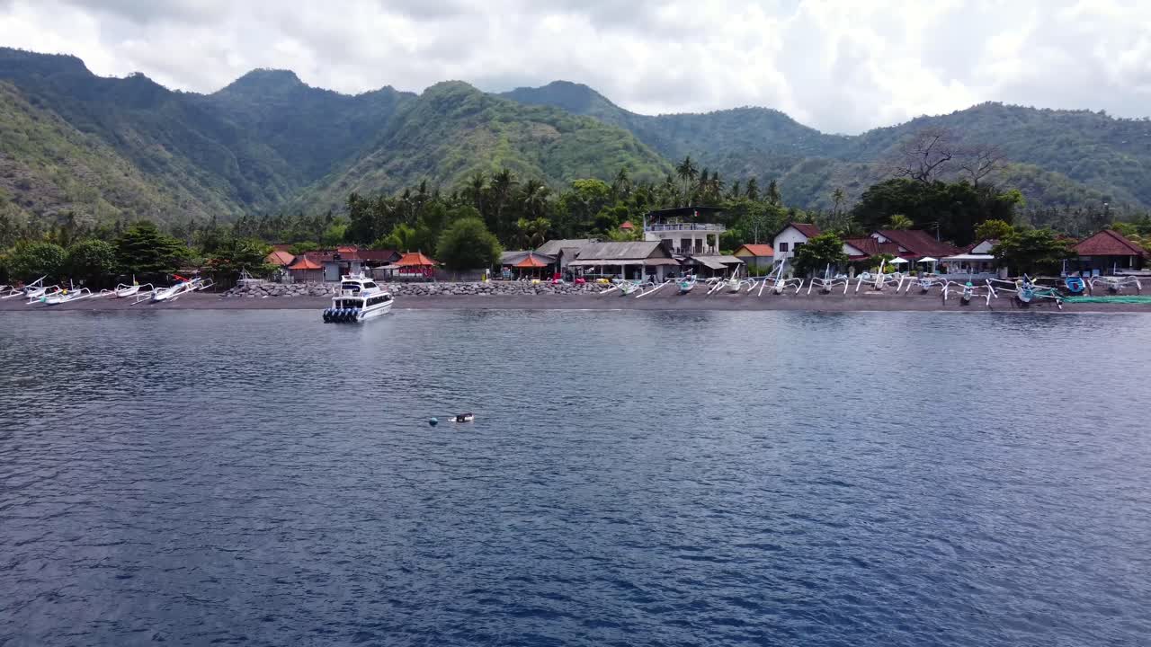 인도네시아 발리 아메드 마을의 해변을 향한 항공 드론 사진