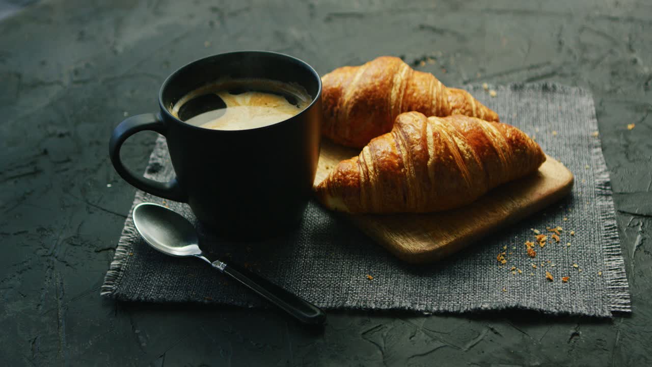croissants y taza de café