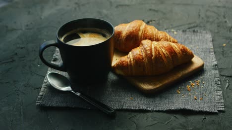 Croissants-und-Eine-Tasse-Kaffee