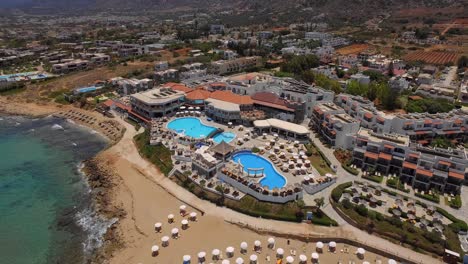 Die-Touristenstadt-Stalis-Mit-Strandbädern-Im-Sommer