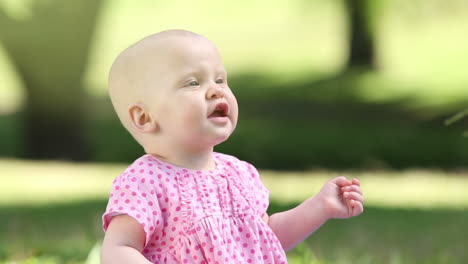 Babymädchen-Spielt-Mit-Seifenblasen-Im-Park