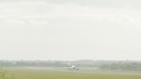 una toma amplia en cámara lenta de un gran avión despegando de una pista