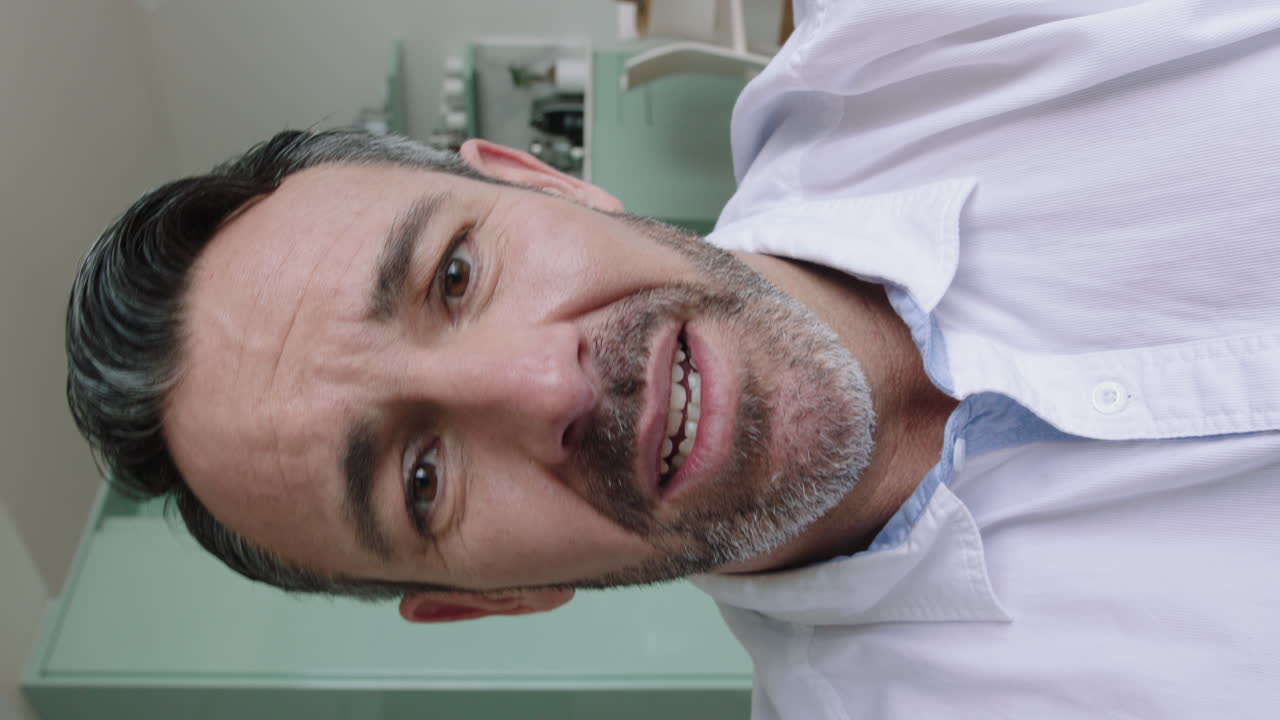 joven atractivo teniendo video chat usando lenguaje de señas en la cámara web en casa hablando compartiendo estilo de vida disfrutando de la comunicación en línea en pantalla vertical