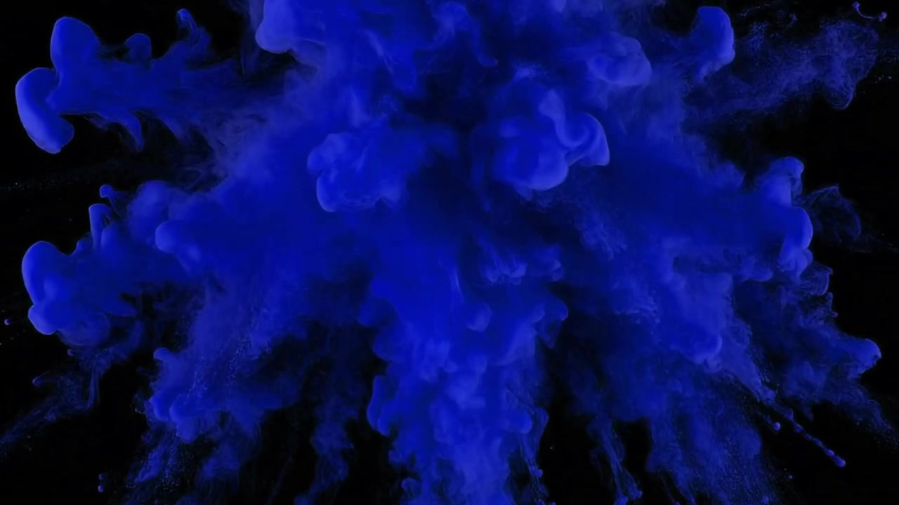 Esplosione di polvere blu su uno sfondo nero