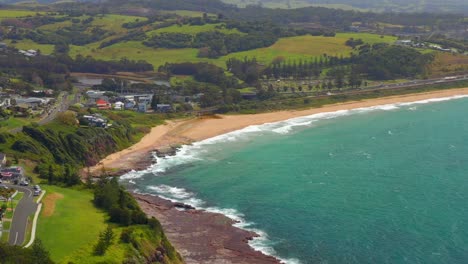 vista aérea de la playa de bombo con paisaje marino desde el punto de faisán en kiama, nsw, australia
