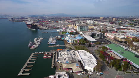 Oakland-Ca-Usa,-Vista-Aérea-Del-Puerto-Interior,-Edificios-Y-Puerto-Deportivo-De-Jack-London-Square,-Disparo-De-Drone