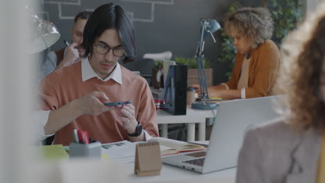 equipo de negocios trabajando juntos en una oficina