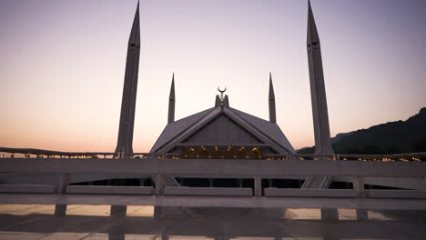 Vista-De-Faisal-Masjid-Al-Atardecer-En-Islamabad,-Pakistán---Plano-General