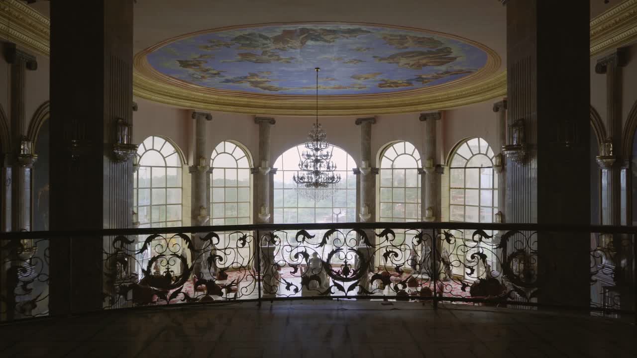 버려진 호텔 로비는 귀신이 들린 유령 같은 분위기를 주지만 영화 같은 위치와 장면을 연출합니다.