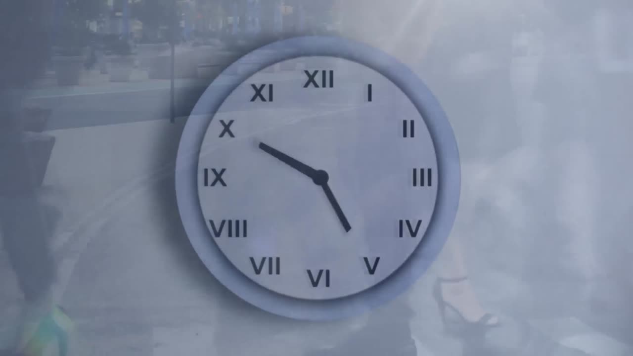 personas caminando rápido con el reloj en primer plano