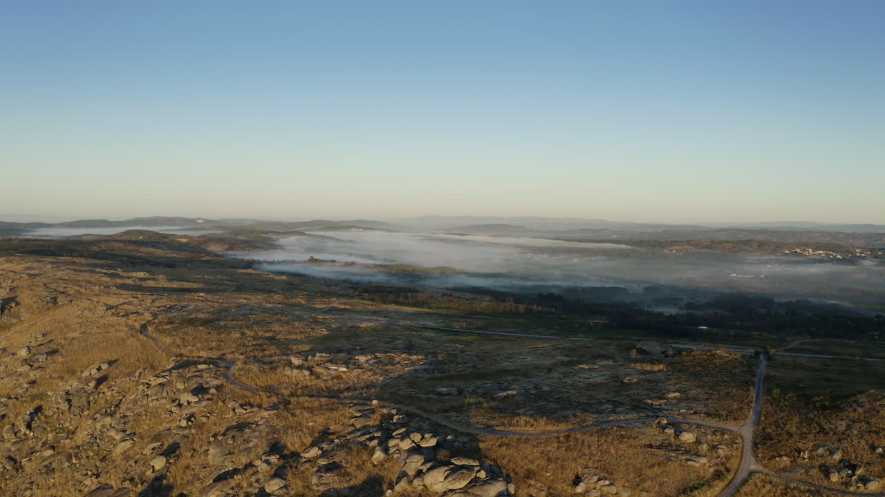 acercamiento a la cima de una vista aérea del valle de las montañas rocosas