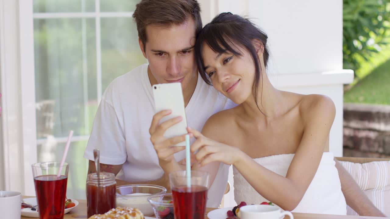 mujer tomando una foto de sí misma con su marido