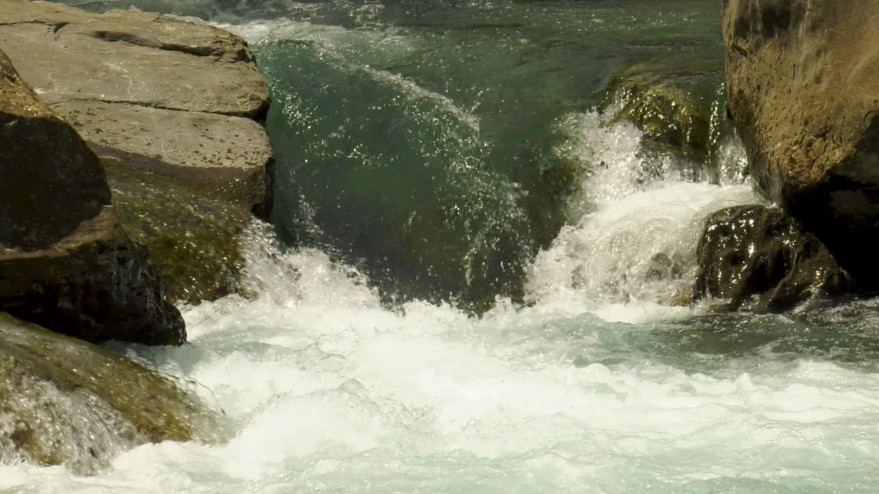 arroyo de montaña fresco y frío en cascada sobre rocas, cerrar