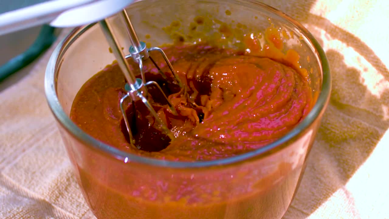 전기 서 또는 블렌더는 유리 둥근 그에 은 바베큐 소스 또는 어떤 혼합물을 느린 동작으로 혼합합니다.