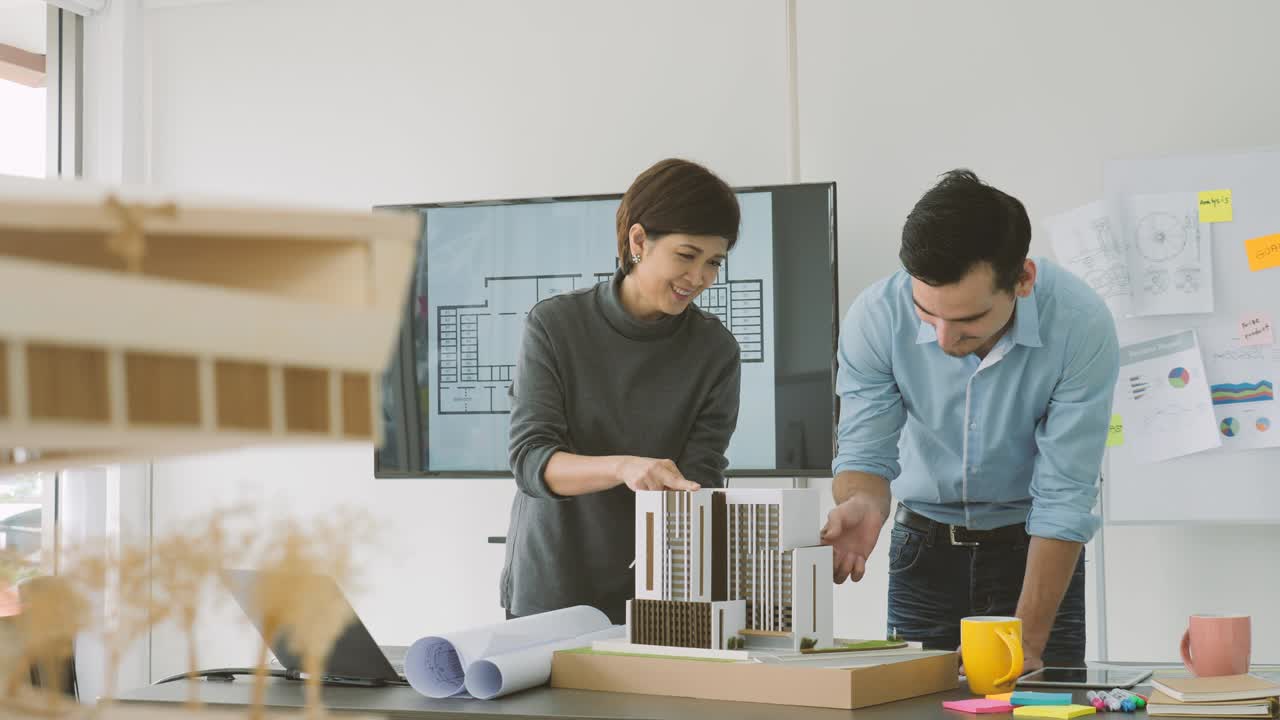 equipo de arquitectos creativos que trabajan juntos en un estudio de arquitectos