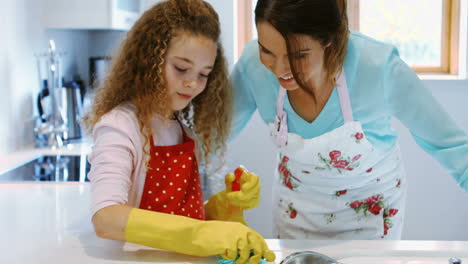 Madre-Ayudando-A-Su-Hija-A-Limpiar-La-Cocina.