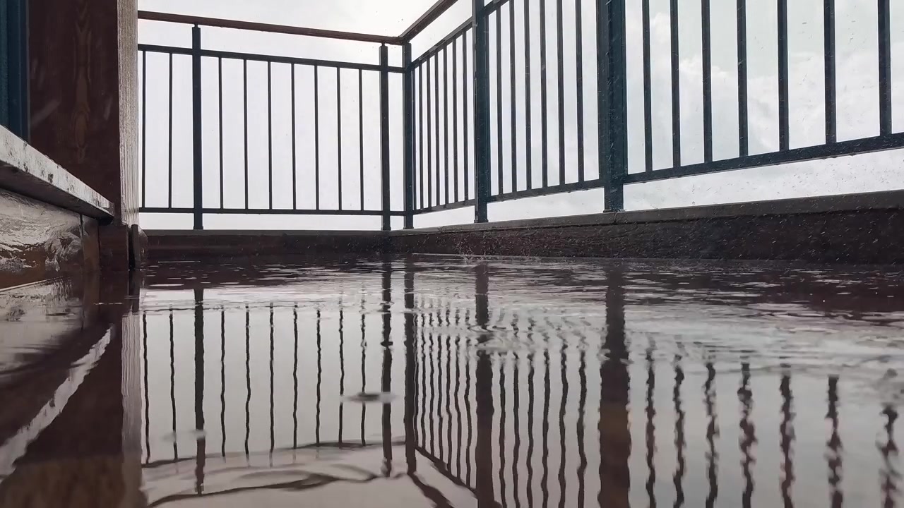 Tetesan Hujan Jatuh di Lantai Balkon yang Banjir