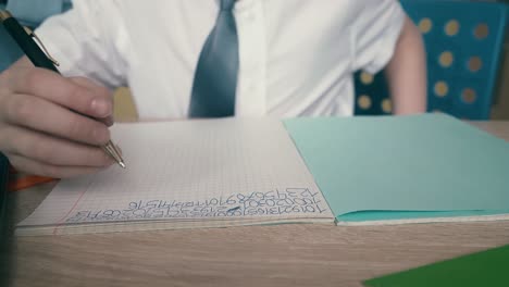 los escolares hacen la tarea escriben números en cuadernos se ayudan entre sí