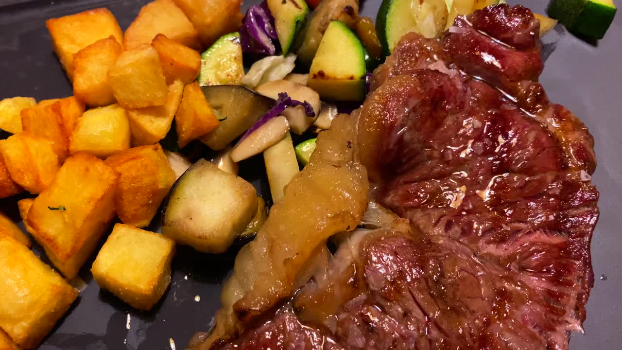sabroso filete de carne con verduras y patatas en cubos en un plato, comida de restaurante, tiro de 4k