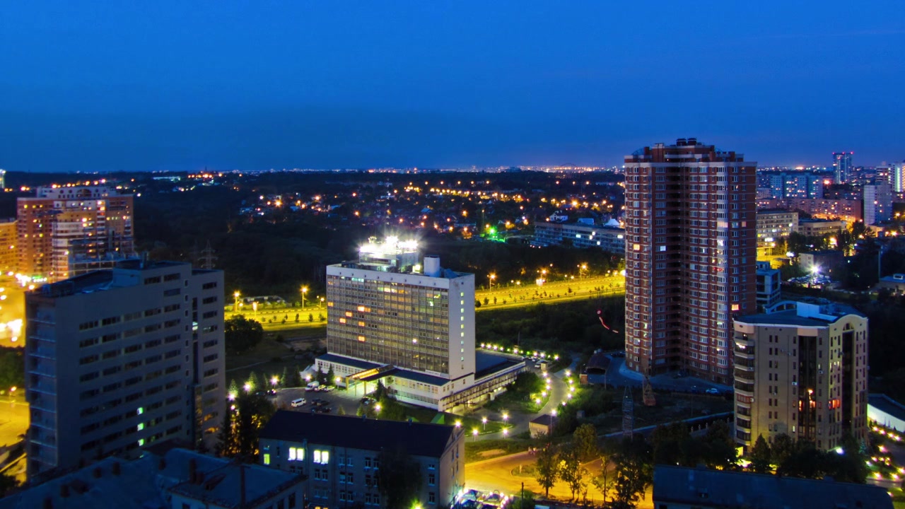 Timelapse de transição do dia para a noite da cidade de Kharkiv vista de cima. Vista aérea do centro da cidade e dos bairros residenciais. Ucrânia.