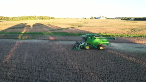 un agricultor cosecha una cosecha de soja en el noreste de wisconsin