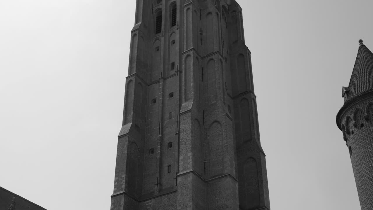 torre del campanario de la iglesia cristiana protestante de nuestra señora en la ciudad de bruges, bélgica