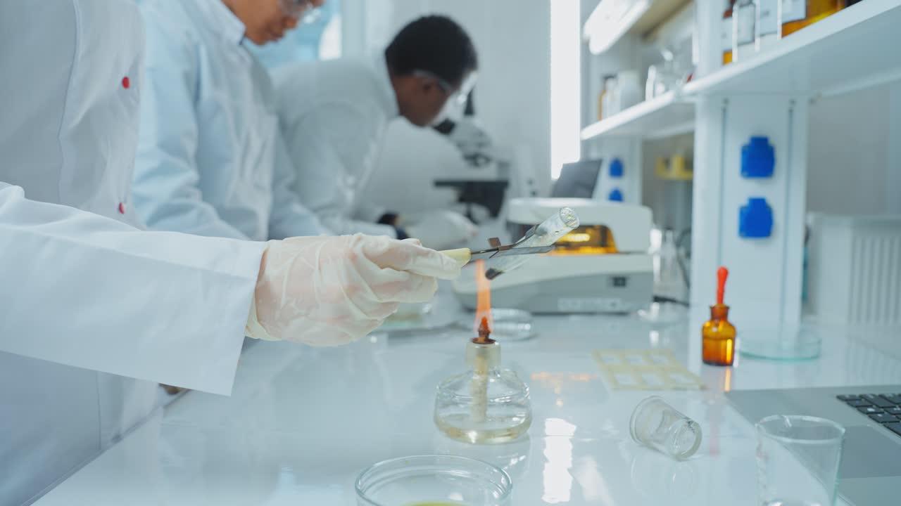 실험실에서 실험을 하는 과학자 들