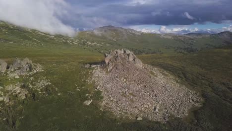 paisaje montañoso con cielo nublado