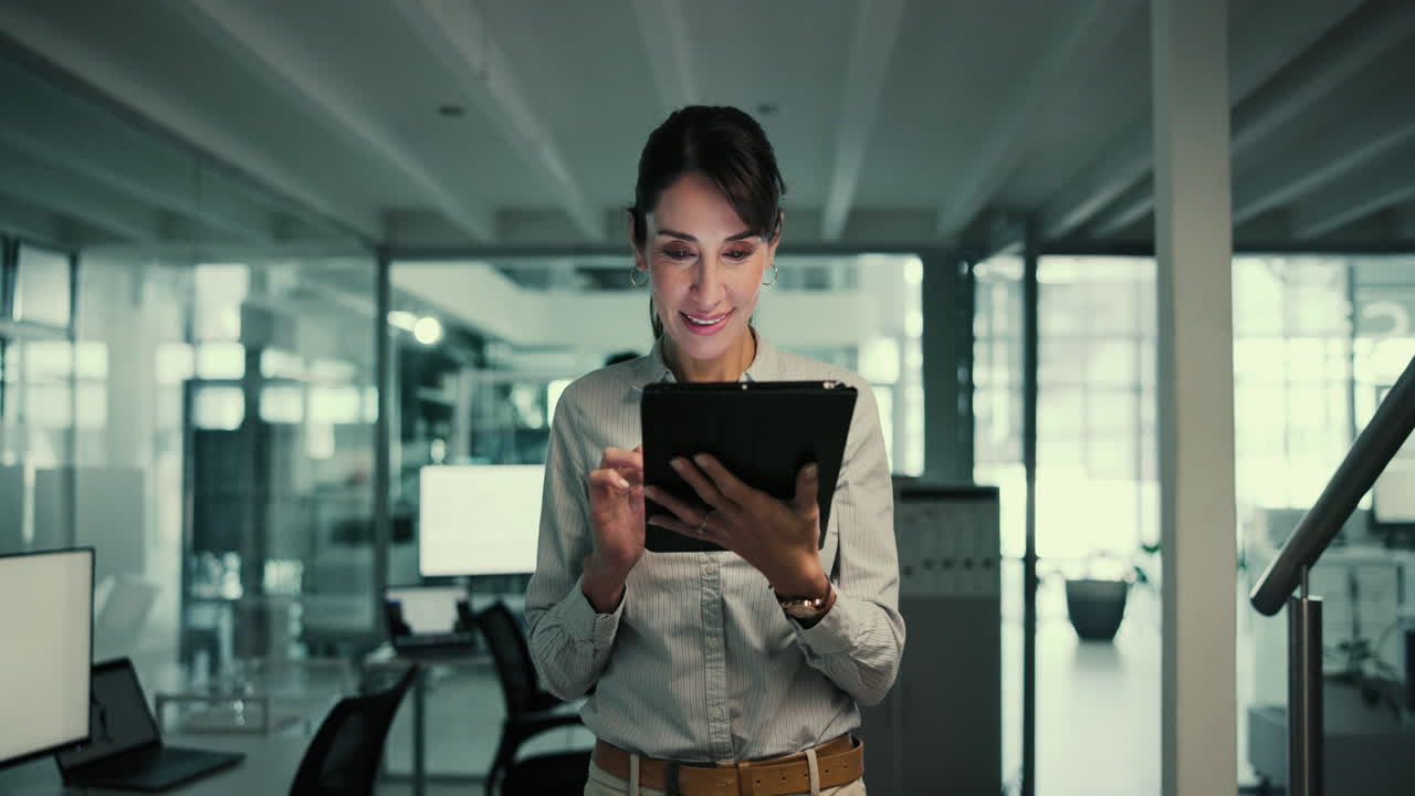 mujer de negocios usando una tableta en una oficina