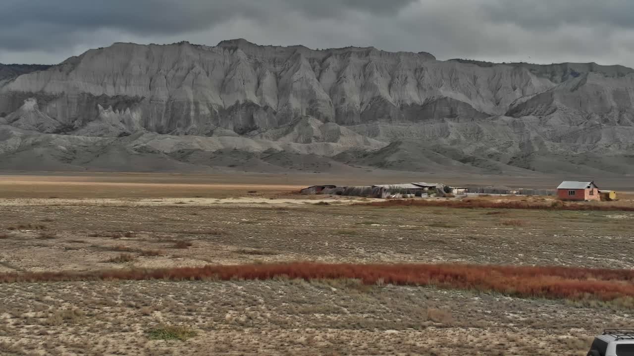 La scena mostra pianure che conducono ad alte montagne in Georgia, Caucaso