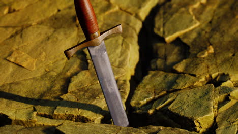 la espada excalibur en la piedra rocosa al atardecer