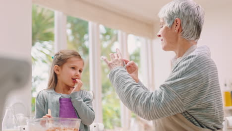 Fotografía-De-Abuela,-Niña-Y-Teléfono